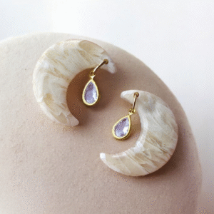 Pendientes gota de luna marmolado blanco